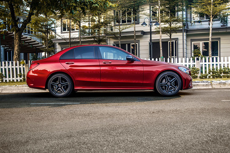 C-Class (W205) nâng cấp không đơn thuần là một phiên bản Facelift, mà từng nâng cấp trên xe đều mang tính cách mạng và vươn xa lên một đẳng cấp cao hơn. Có đến 6.500 chi tiết, phụ tùng trên xe được thiết kế mới hoàn toàn so với phiên bản trước Facelift. C-Class nâng cấp được phân phối với 3 phiên bản bao gồm C 200, C 200 Exclusive và C 300 AMG.