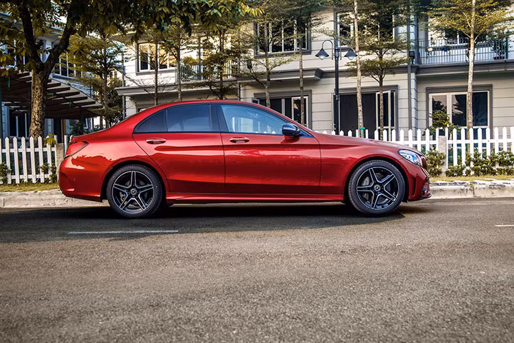 C-Class (W205) nâng cấp không đơn thuần là một phiên bản Facelift, mà từng nâng cấp trên xe đều mang tính cách mạng và vươn xa lên một đẳng cấp cao hơn. Có đến 6.500 chi tiết, phụ tùng trên xe được thiết kế mới hoàn toàn so với phiên bản trước Facelift. C-Class nâng cấp được phân phối với 3 phiên bản bao gồm C 200, C 200 Exclusive và C 300 AMG.