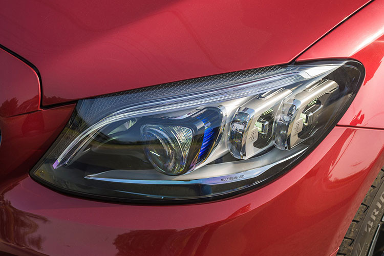 Riêng phiên bản Mercedes-Benz C200 2019 vẫn dùng đèn LED bình thường. Sự đầu tư hệ thống đèn chiếu sáng Multibeam LED trên 2 phiên bản Mercedes-Benz C200 Exclusive 2019 và Mercedes-Benz C300 AMG 2019 mới đã giúp hãng xe sang đến từ Đức có câu trả lời với đối thủ chính là Audi A4 2019.