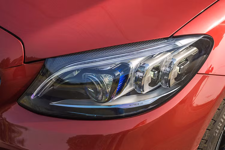 Riêng phiên bản Mercedes-Benz C200 2019 vẫn dùng đèn LED bình thường. Sự đầu tư hệ thống đèn chiếu sáng Multibeam LED trên 2 phiên bản Mercedes-Benz C200 Exclusive 2019 và Mercedes-Benz C300 AMG 2019 mới đã giúp hãng xe sang đến từ Đức có câu trả lời với đối thủ chính là Audi A4 2019.