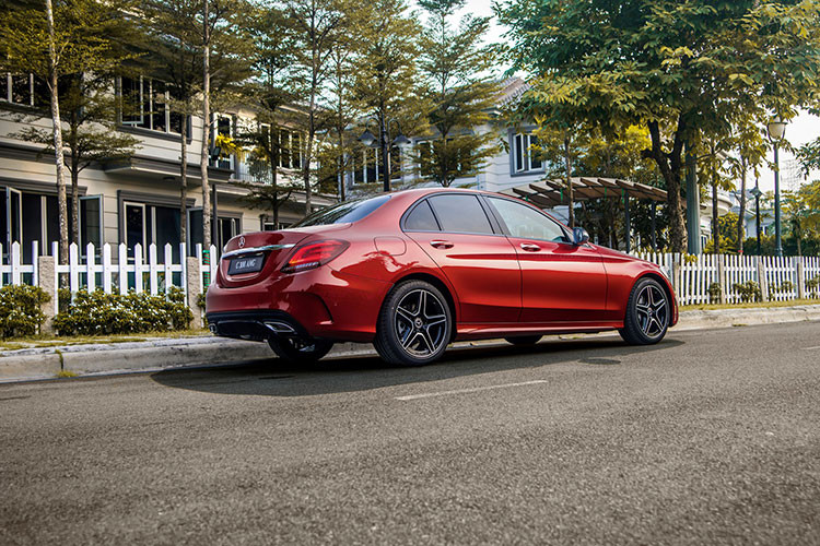 Không chỉ có đèn pha Multibeam LED hoàn toàn mới, đèn hậu của của mẫu xe sang Mercedes-Benz C-Class 2019 cũng được sửa đổi nhẹ thiết kế trong đẹp mắt và ấn tượng hơn. Nổi bật chính là dải đèn LED chạy xung quanh bên trong đèn hậu này.