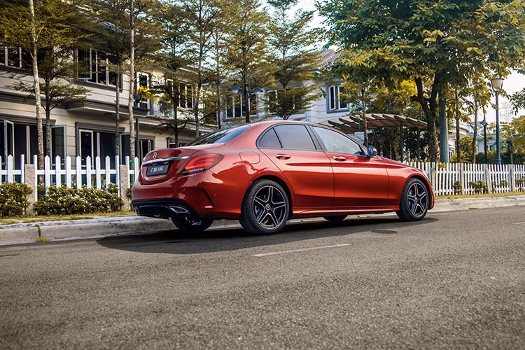 Không chỉ có đèn pha Multibeam LED hoàn toàn mới, đèn hậu của của mẫu xe sang Mercedes-Benz C-Class 2019 cũng được sửa đổi nhẹ thiết kế trong đẹp mắt và ấn tượng hơn. Nổi bật chính là dải đèn LED chạy xung quanh bên trong đèn hậu này.