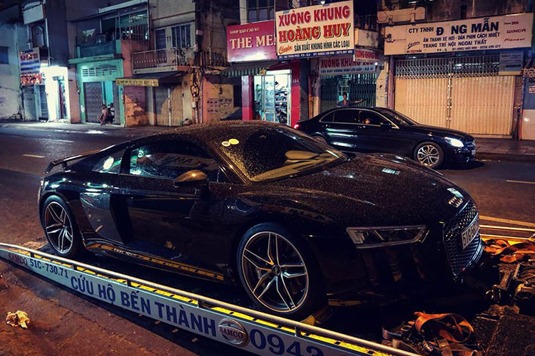 Tháng 4 vừa qua, Chủ tịch Trung Nguyên, ông Đặng Lê Nguyên Vũ bán bớt đi 4 chiếc siêu xe và xe siêu sang nằm trong bộ sưu tập xe "khủng" hơn 40 chiếc của mình. Trong đó, đợt "thanh lý" bất thường này có siêu xe Audi R8 V10 Plus màu đen bóng.