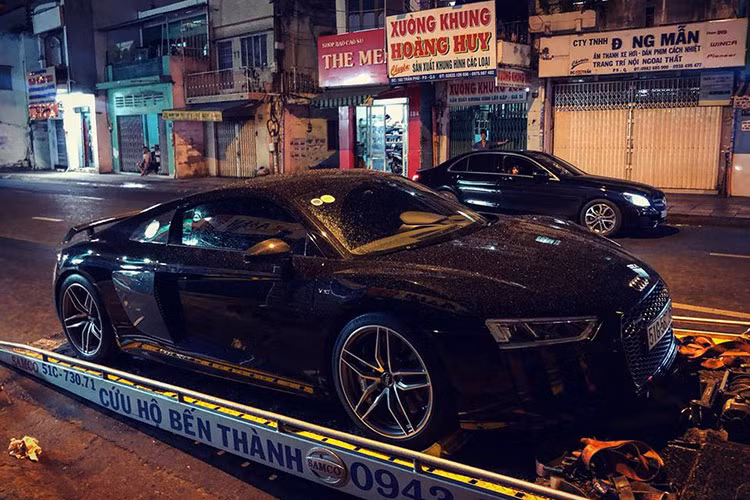 Tháng 4 vừa qua, Chủ tịch Trung Nguyên, ông Đặng Lê Nguyên Vũ bán bớt đi 4 chiếc siêu xe và xe siêu sang nằm trong bộ sưu tập xe "khủng" hơn 40 chiếc của mình. Trong đó, đợt "thanh lý" bất thường này có siêu xe Audi R8 V10 Plus màu đen bóng.