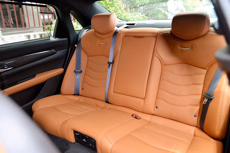 Mẫu xe sang này còn có thêm các gói trang bị đặc biệt như bộ ghế sau có thể trượt với hành trình hơn 8cm, cùng các chức năng cao cấp như sưởi, làm mát, mát-xa và nhiều trang thiết bị giải trí xung quanh.