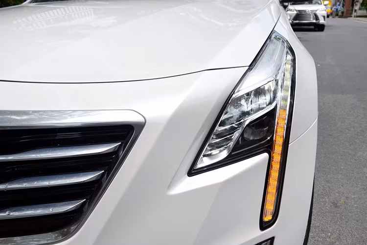 Ngoài việc được trang bị đèn pha Indirect Fire LED khá ấn tượng, đèn chiếu sáng còn được thêm một dải đèn led kéo dài từ trên xuống, phía dưới sát hốc hút gió còn có đèn báo cũng được trang bị dạng led.