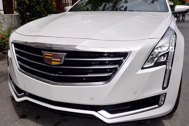 Ở phần đầu xe, mẫu sedan hàng đầu này có thiết kế rất ấn tượng với lưới tản nhiệt lồi lên, kèm theo kiểu đèn pha có hai dải LED hẹp đổ xuống khá đặc trưng của thương hiệu xe sang Mỹ - Cadillac.