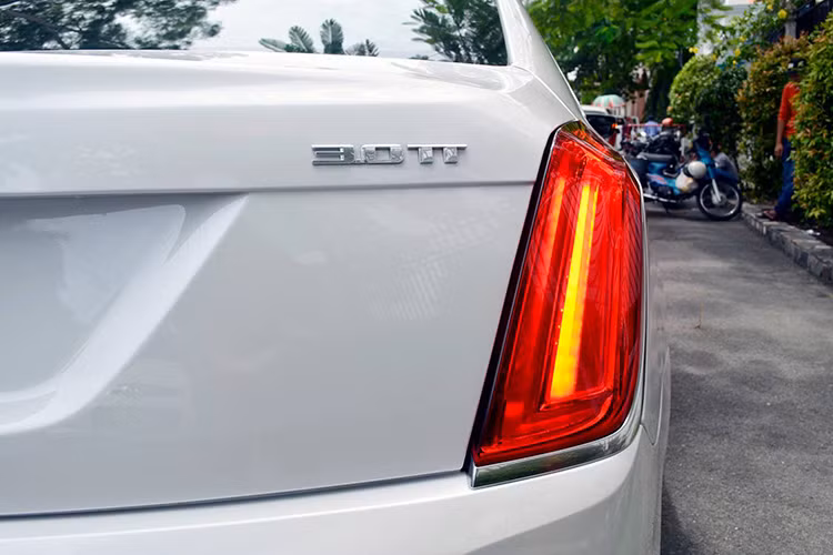  Ở phần đuôi xe CT6 được thiết kế khá ấn tượng - dạng mũi tên, phần đèn hậu được thiết kế với kích cỡ lớn, thiết kế kiểu đèn lồi dạng full led. Các chi tiết như đèn, cản sau... đều được bo bằng những miếng ốp mạ crom. Dưới gầm xe là cụm ống xả kép với 4 pô đầy uy lực.