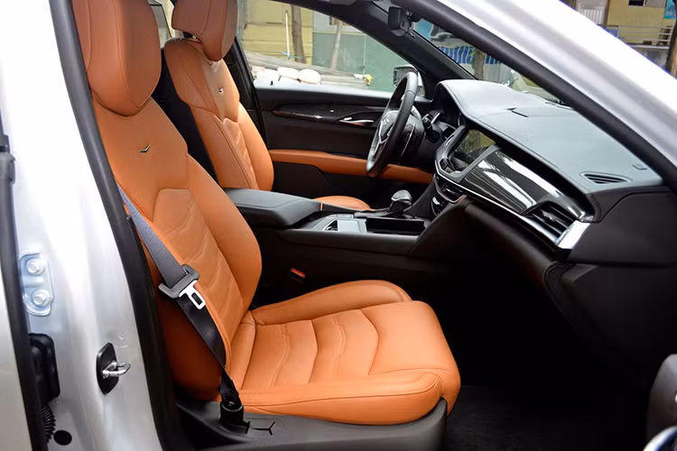  Trang bị công nghệ của dòng sedan hạng sang cỡ lớn có hệ thống sạc điện thoại thông minh không dây. Ngoài ra, gói Articulating Rear Seat còn bao gồm tựa tay giữa tích hợp cổng HDMI, USB và nút bấm điều khiển hệ thống giải trí..