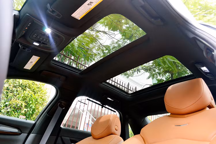 Cửa sổ trời toàn cảnh, với hai ngăn riêng biệt cũng được thương hiệu xe sang Mỹ trang bị trên CT6 giúp cho người ngồi phía sau có thể bao quát hơn trên mỗi hành trình hay thưởng thức ánh sang và gió trời tự nhiên.