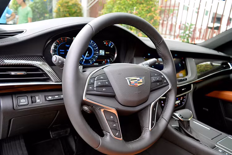 Xe được trang bị hệ thống đánh lái bánh sau (rear wheel steering), hệ thống treo chủ động, ghế ngồi có sưởi và thông gió chỉnh điện 20 hướng, hệ thống loa Bose Panaray với 34 loa vệ tinh... Vô lăng của xe cũng được trang bị vô số các nút bấm điều khiển.