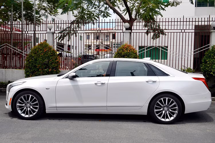 Về kích thước, Cadillac CT6 mới sở hữu chiều dài tổng thể 5.184 mm, chiều dài cơ sở 3.106 mm, chiều rộng 1.879 mm và ciều cao 1.472 mm. Cadillac cũng khẳng định CT6 mới sở hữu kích thước và không gian nội thất rộng rãi như đối thủ của mình là BMW 7-Series