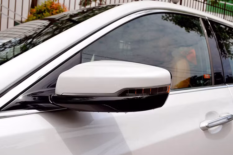 Về an toàn, Cadillac CT6 có hàng loạt công nghệ hiện đại như camera 360 độ hoặc hệ thống hỗ trợ quan sát ban đêm cho phép phát hiện người và động vật thông qua thân nhiệt. Bên cạnh đó là hệ thống hỗ trợ đỗ xe tiên tiến với phanh tự động và tránh va chạm với người đi bộ.