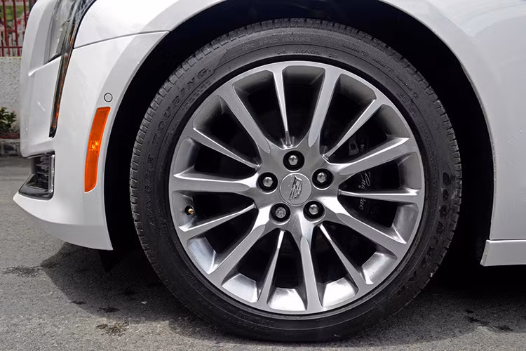 Hệ thống hỗ trợ đỗ xe trên CT6 được xem là khá hiện đại so với nhiều mẫu xe hạng sang khác - nó cũng sẽ cảnh báo cho người lái về sự có mặt của người đi bộ gần vị trí xe đồng thời tự động phanh để tránh va chạm.