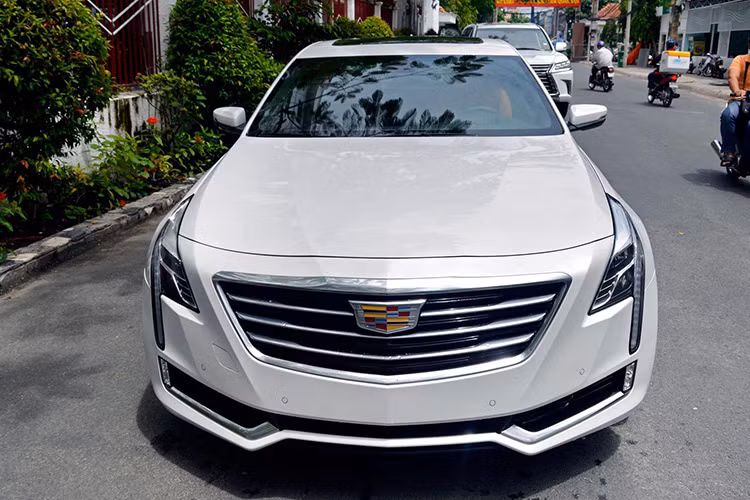 Tại thị trường Mỹ, Cadillac CT6 có giá bán từ 54.490 USD (khoảng 1,2 tỷ đồng), mức giá khởi điểm tương đối hấp dẫn khi so với các đối thủ đến từ Audi hay BMW. Tuy nhiên sau khi về đến Việt Nam và phải chịu các mức thuế, phí... chắc chắn nó sẽ bị đội giá lên vài tỷ.