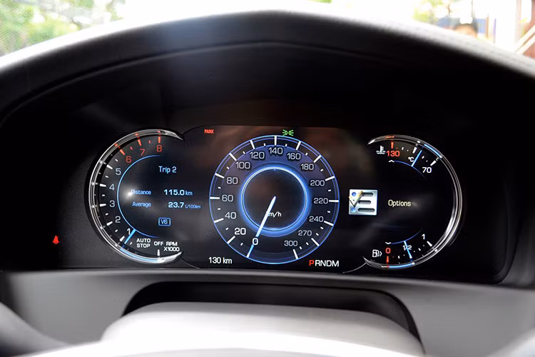 Ngoài ra, một loạt các công nghệ mới đã được Cadillac áp dụng cho CT6, bao gồm hệ thống thông tin CUE với màn hình độ phân giải cao kích thước 10.2 inch kèm một bảng điều khiển bằng cảm ứng lắp trên bệ trung tâm, hệ thống tạo điểm kết nối Internet Onstar hỗ trợ mạng 4G.