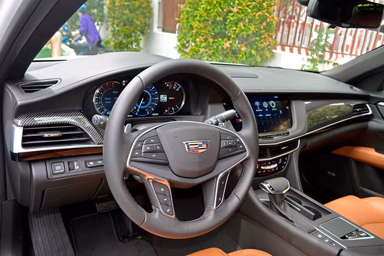 Là mẫu xe hạng sang đứng đầu mới trong gia đình Cadillac, CT6 đương nhiên đi kèm không gian nội thất tương xứng với hạng sedan sang trọng hàng đầu với các chi tiết được làm bằng các chất liệu da cao cấp cùng với khảm gỗ và sợi carbon...