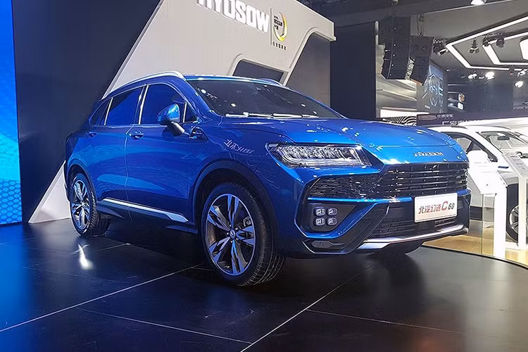 Mới đây những hình ảnh đầu tiên về một mẫu xe SUV sản xuất tại Trung Quốc với thiết kế nhiều điểm rất giống với siêu SUV Lamborghini Urus đã khiến cộng đồng người yêu xe Thế giới quan tâm. Có tên gọi Hyosow C60, mẫu xe này do Huansu - thương hiệu con của tập đoàn BAIC sản xuất và vừa được chính thức ra mắt tại thị trường nội địa.