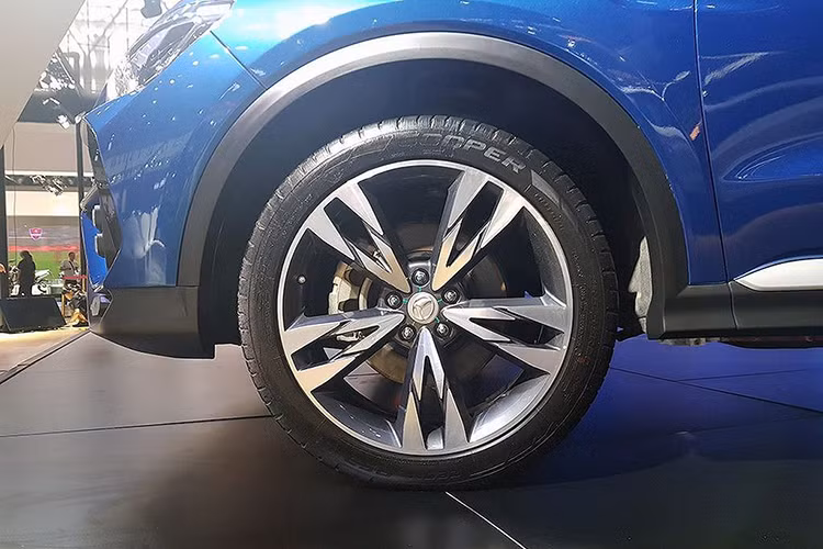 Cung cấp sức mạnh cho mẫu xe Hyosow C60 là động cơ 4 xi lanh thẳng hàng 2.0 lít tăng áp có công suất 181 mã lực và mô men xoắn 285 Nm, Huansu – thương hiệu con của tập đoàn BAIC cho biết, Hyosow C60 sẽ có 2 lựa chọn hộp số là số sàn 6 cấp hoặc tự động 8 cấp.