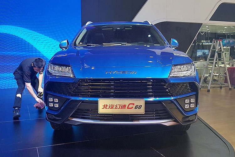 Ngoại hình chiếc SUV Trung Quốc Hyosow C60 không sao chép hoàn toàn kiểu dáng của siêu SUV nhà Lamborghini nhưng có thể thấy rõ rằng các thiết kế tại Huansu đã “mượn ý tưởng” nhiều từ siêu SUV Urus.