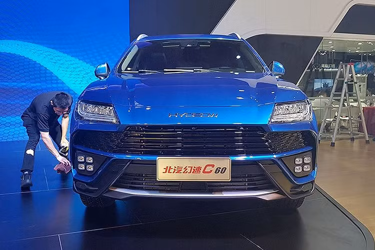 Ngoại hình chiếc SUV Trung Quốc Hyosow C60 không sao chép hoàn toàn kiểu dáng của siêu SUV nhà Lamborghini nhưng có thể thấy rõ rằng các thiết kế tại Huansu đã “mượn ý tưởng” nhiều từ siêu SUV Urus.