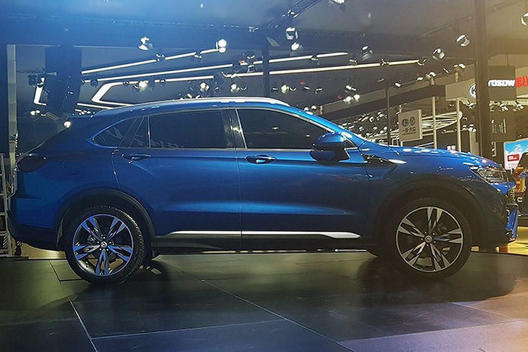 Chiếc xe ôtô Trung Quốc - Hyosow C60 hoàn toàn mới này có chiều dài trục cơ sở lên tới 2.815 mm, chỉ ngắn hơn đúng 187 mm so với siêu SUV đình đám Lamborghini Urus. Trong khi đó, chiều dài tổng thể của Hyosow C60 là 4.820 mm, rộng 1.915 mm và cao 1.660 mm. 