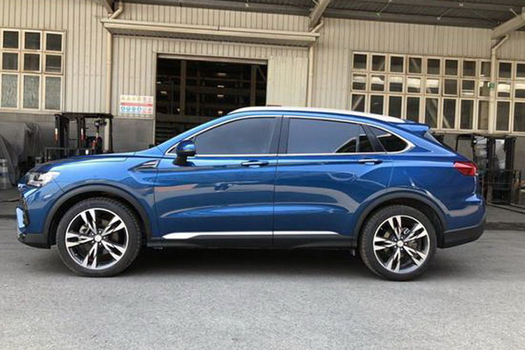 Mức giá mức giá xe Huansu Hyosow C60 từ 100.000 tới 150.000 NDT (tương đương 355 - 532 triệu đồng), rẻ hơn nhiều so với chiếc siêu SUV mới nhà Lamborghini. Theo thông tin từ phía nhà sản xuất xe Trung Quốc, chiếc Hyosow C60 sẽ chính thức được bán ra tại thị trường nội địa vào tháng 12 tới đây.