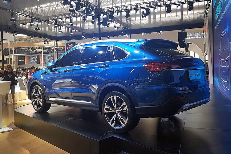 Các chi tiết như khe gió trang trí trên vè trước, các đường nét nổi hai bên hông và đèn hậu LED sắc sảo của chiếc xe đã chỉ rõ điều này. Ngay cả phần đầu xe của Hyosow C60 2019 mới này cũng có bố cục khá giống siêu xe Lamborghini Urus nhưng thô và thiếu hài hòa.