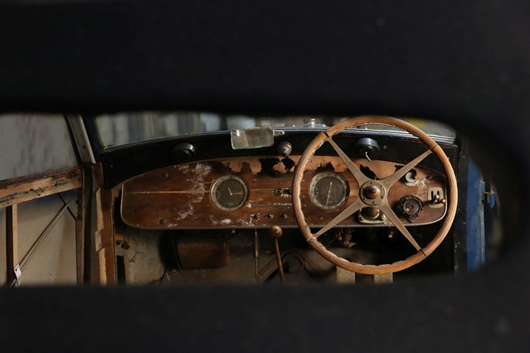 Với chuyện ông Thomasson giờ đây đã 95 tuổi và không thể lái xe được nữa, quyết định cuối cùng đã được đưa ra là ba chiếc Bugatti phải ra đi, cùng với một chiếc Citroen Torpedo 1925 cũng được khóa ở đó. 