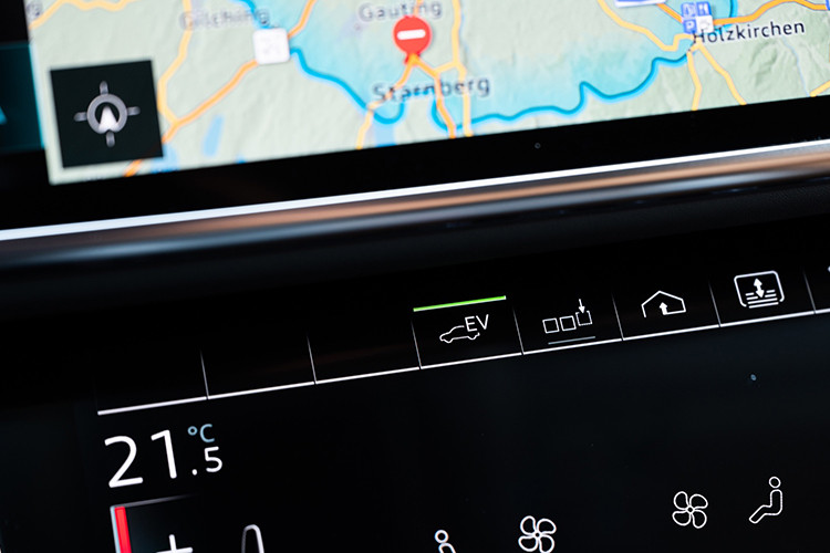 Ngoài ra, phiên bản này còn được trang bị một thiết bị điều khiển cầm tay dạng cảm ứng giống với những gì BMW từng làm với 7-Series G12. Màn hình dạng máy tính bảng này có kích thước 5,7 inch, người dùng có thể sử dụng để điều chỉnh điều hòa, ghế ngồi, ánh sáng và một số chức năng truyền thống khác.