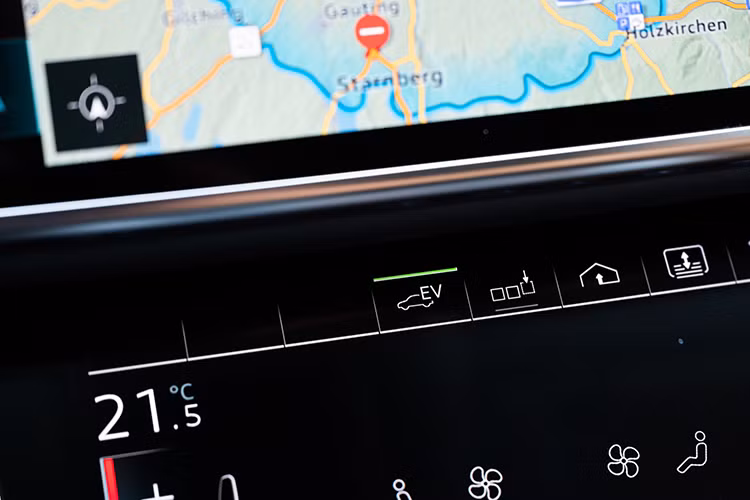 Ngoài ra, phiên bản này còn được trang bị một thiết bị điều khiển cầm tay dạng cảm ứng giống với những gì BMW từng làm với 7-Series G12. Màn hình dạng máy tính bảng này có kích thước 5,7 inch, người dùng có thể sử dụng để điều chỉnh điều hòa, ghế ngồi, ánh sáng và một số chức năng truyền thống khác.