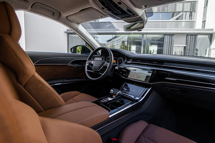 Bên trong nội thất của Audi A8 L 60 TFSI e quattro không khác biệt nhiều bản thường, nó được thiết kế theo phong cách rất tương lai với các nút bấm cơ học được thiết kế tối giản thay thế bằng công nghệ cảm ứng. Trung tâm bảng điều khiển là 2 màng hình cảm ứng cỡ lớn với kích thước 10,1 inch phía trên và 8,6 inch phía dưới.
