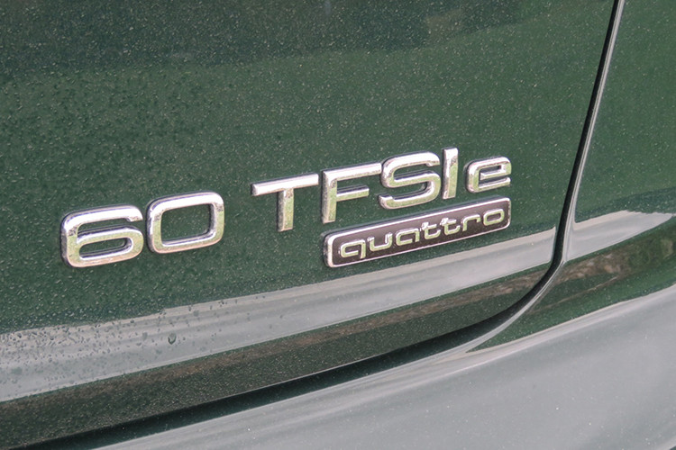 Không chỉ nhanh và mạnh chẳng thua kém gì xe xăng thông thường, Audi A8L 60 TFSI e quattro 2020 còn tiết kiệm nhiên liệu đáng ngạc nhiên. Theo đó, lượng xăng tiêu thụ trung bình của mẫu sedan hạng sang cỡ lớn này dừng ở mức 2,5 lít/100 km và phát thải 57 g khí CO2 trên 1 km.