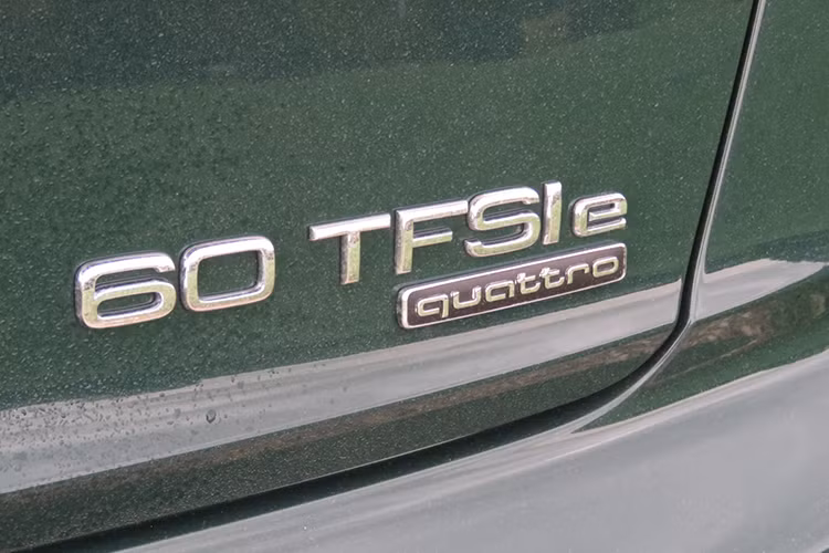 Không chỉ nhanh và mạnh chẳng thua kém gì xe xăng thông thường, Audi A8L 60 TFSI e quattro 2020 còn tiết kiệm nhiên liệu đáng ngạc nhiên. Theo đó, lượng xăng tiêu thụ trung bình của mẫu sedan hạng sang cỡ lớn này dừng ở mức 2,5 lít/100 km và phát thải 57 g khí CO2 trên 1 km.