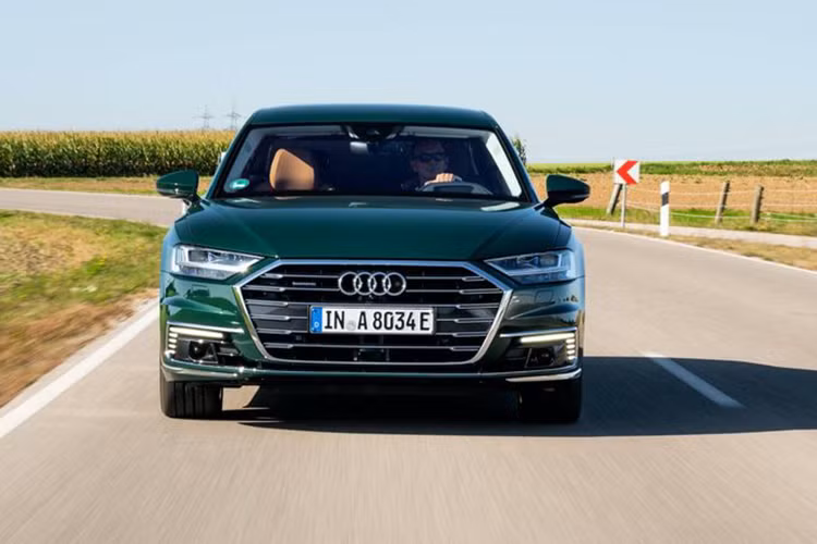 Mô-tơ điện của mẫu xe này sẽ được tích hợp với bộ ly hợp trong hộp số tự động tiptronic 8 cấp của Audi A8L 60 TFSI e quattro 2020. Ngoài ra, xe còn có hệ dẫn động 4 bánh toàn thời gian quattro nổi tiếng. Trong khi đó, cụm pin lithium-ion 14,1 kWh, cung cấp năng lượng cho mô-tơ điện, được đặt bên dưới sàn cốp sau.