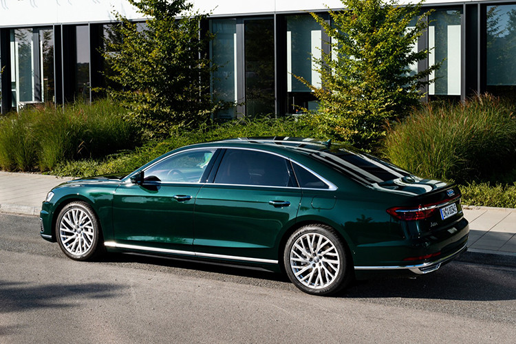 Nguồn cung cấp sức mạnh cho Audi A8L 60 TFSI e quattro 2020 là hệ thống plug-in hybrid, bao gồm động cơ xăng V6, tăng áp, dung tích 3.0 lít và mô-tơ điện có công suất tối đa 134 mã lực. Sự kết hợp này giúp Audi A8L 60 TFSI e quattro 2020 có công suất tổng cộng 443 mã lực và mô-men xoắn cực đại 700 Nm tại tua máy chỉ 1.250 vòng/phút.