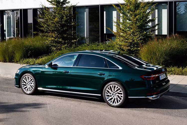 Nguồn cung cấp sức mạnh cho Audi A8L 60 TFSI e quattro 2020 là hệ thống plug-in hybrid, bao gồm động cơ xăng V6, tăng áp, dung tích 3.0 lít và mô-tơ điện có công suất tối đa 134 mã lực. Sự kết hợp này giúp Audi A8L 60 TFSI e quattro 2020 có công suất tổng cộng 443 mã lực và mô-men xoắn cực đại 700 Nm tại tua máy chỉ 1.250 vòng/phút.