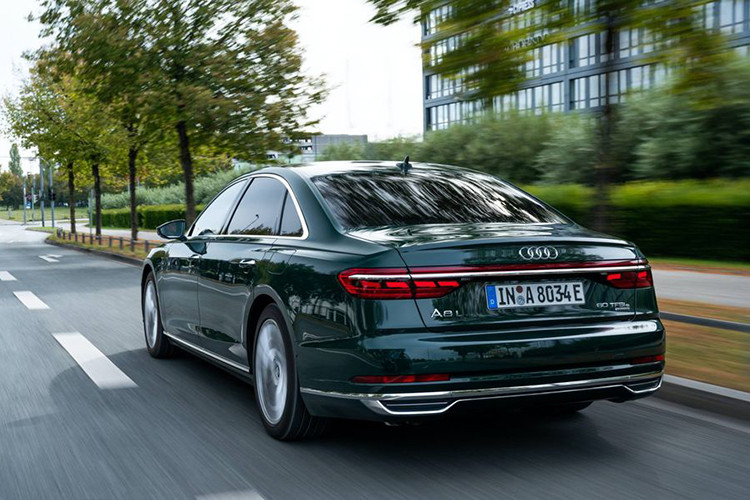 Bên ngoài, 60 TFSI e quattro 2020 nổi bật hơn so với các phiên bản còn lại trong dòng Audi A8L nhờ thiết kế lấy cảm hứng từ mẫu SUV chạy điện e-tron. Điều này được thể hiện qua những chi tiết mạ crôm sáng bóng trên cản trước, tay nắm cửa và bộ khuếch tán gió phía sau. Đó là chưa kể đến bộ vành hợp kim 19 inch với thiết kế tua-bin dành riêng cho phiên bản plug-in hybrid của Audi A8L.