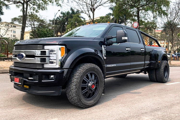 Mẫu siêu bán tải Ford F450 Super Duty đời 2019 này mới được một đại lý tư nhân nhập về Hà Nội. Mức giá ước tính khi mua mới là khoảng 7 tỷ đồng. Không giống như đa số xe bán tải hiện có trên thị trường, chiếc xe sở hữu một ngoại hình hầm hố, nổi bật giữa đám đông.