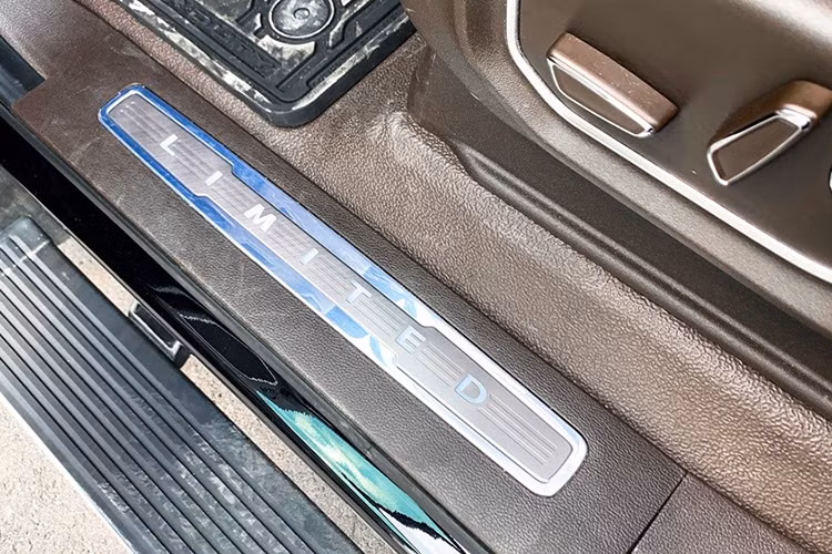 Như vậy, chiếc xe bán tải cỡ lớn này sở hữu tới 6 quả lốp. Mỗi khi thay lốp là chủ xe phải tốn mức chi phí không hề nhỏ. Để phục vụ nhu cầu đi địa hình, chủ xe đã thay toàn bộ 6 quả lốp nguyên bản sang lốp địa hình kèm theo vành, tất cả chi phí hết khoảng 600 triệu.