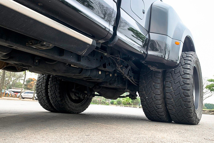 Xe có chiều dài tổng thể 6.761mm, bề ngang 2.438 mm và cao 2.057 mm, thùng hàng có thể tích 2.450 lít và dài gần 2,5 mét. Chiều dài cơ sở của xe là 4.470 mm, xấp xỉ chiều dài của một chiếc Honda City. Nhìn từ bên hông có thể thấy rõ kích thước đồ sộ của F450 Super Duty.