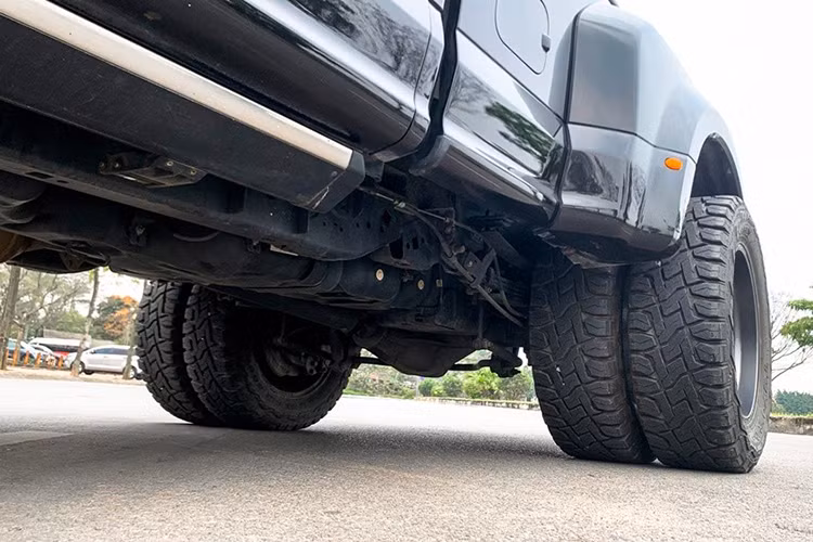 Xe có chiều dài tổng thể 6.761mm, bề ngang 2.438 mm và cao 2.057 mm, thùng hàng có thể tích 2.450 lít và dài gần 2,5 mét. Chiều dài cơ sở của xe là 4.470 mm, xấp xỉ chiều dài của một chiếc Honda City. Nhìn từ bên hông có thể thấy rõ kích thước đồ sộ của F450 Super Duty.