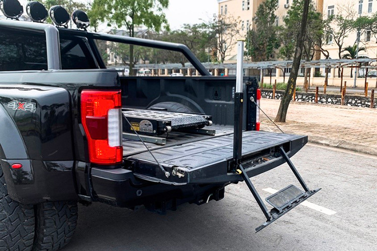 Để người lái cũng như hành khách lên, xuống xe dễ dàng hơn, Ford đã trang bị cho F450 Super Duty bệ bước chân có thể gập gọn vào trong dưới thân xe khi cảm biến phát hiện hành khách đã yên vị trong xe và tự động bật ra khi cửa được mở. 