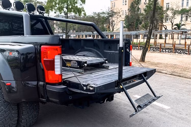 Để người lái cũng như hành khách lên, xuống xe dễ dàng hơn, Ford đã trang bị cho F450 Super Duty bệ bước chân có thể gập gọn vào trong dưới thân xe khi cảm biến phát hiện hành khách đã yên vị trong xe và tự động bật ra khi cửa được mở. 