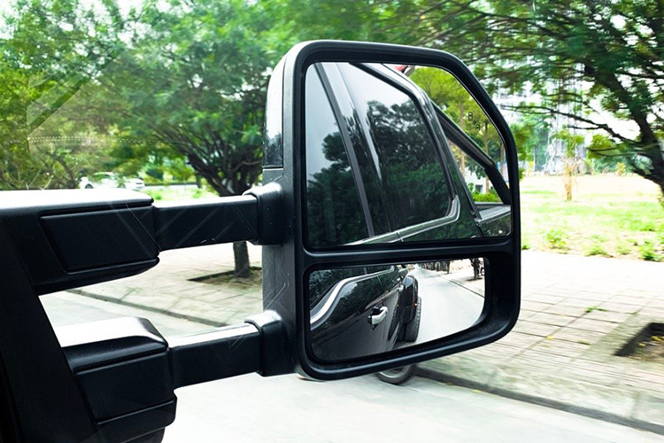 Hai cặp lốp ở phía sau cùng hốc lốp được làm gồ lên là điểm nổi bật rõ nét vóc dáng ngoại cỡ của chiếc xe. F450 Super Duty có khả năng tải 2,4 tấn, sức kéo lên tới gần 11 tấn. Không giống như mọi mẫu bán tải hiện có ở Việt Nam, siêu bán tải Ford F450 Super Duty được trang bị tới 4 quả lốp ở trục sau.