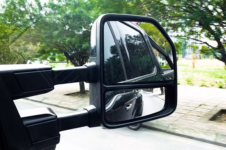 Hai cặp lốp ở phía sau cùng hốc lốp được làm gồ lên là điểm nổi bật rõ nét vóc dáng ngoại cỡ của chiếc xe. F450 Super Duty có khả năng tải 2,4 tấn, sức kéo lên tới gần 11 tấn. Không giống như mọi mẫu bán tải hiện có ở Việt Nam, siêu bán tải Ford F450 Super Duty được trang bị tới 4 quả lốp ở trục sau.