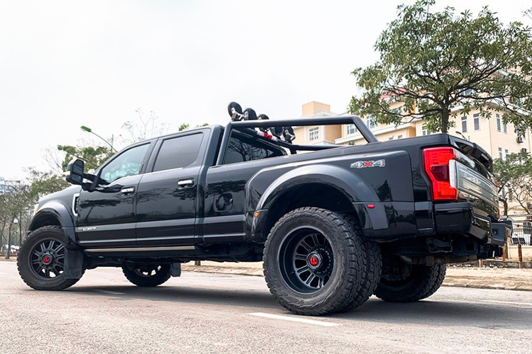 Ghế lái của xe chỉnh điện 8 hướng tích hợp tính năng đệm lưng. Dàn âm thanh trên xe rất hiện đại với 11 loa Bang &amp; Olufsen kèm 1 loa trầm. Màn hình 8 inch trong bảng đồng hồ. Cửa thùng sau của xe cũng tích hợp chỉnh điện và chế độ điều khiển từ xa...