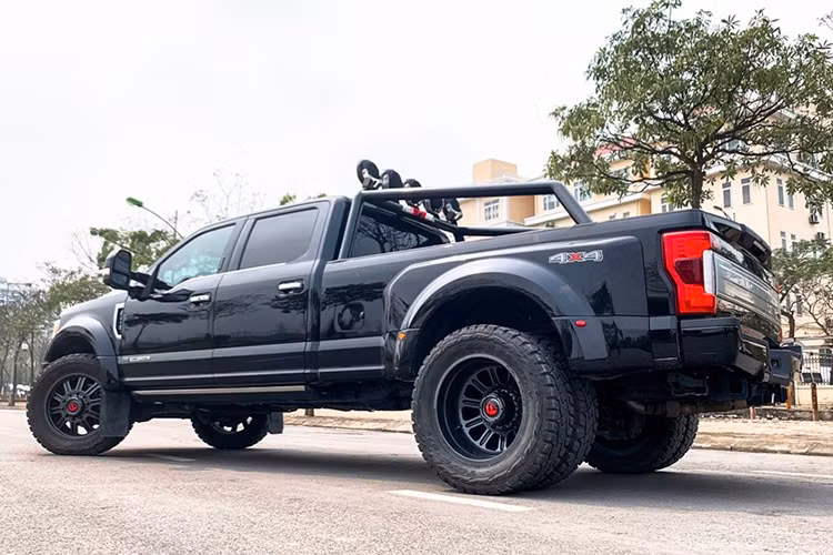 Ghế lái của xe chỉnh điện 8 hướng tích hợp tính năng đệm lưng. Dàn âm thanh trên xe rất hiện đại với 11 loa Bang &amp; Olufsen kèm 1 loa trầm. Màn hình 8 inch trong bảng đồng hồ. Cửa thùng sau của xe cũng tích hợp chỉnh điện và chế độ điều khiển từ xa...