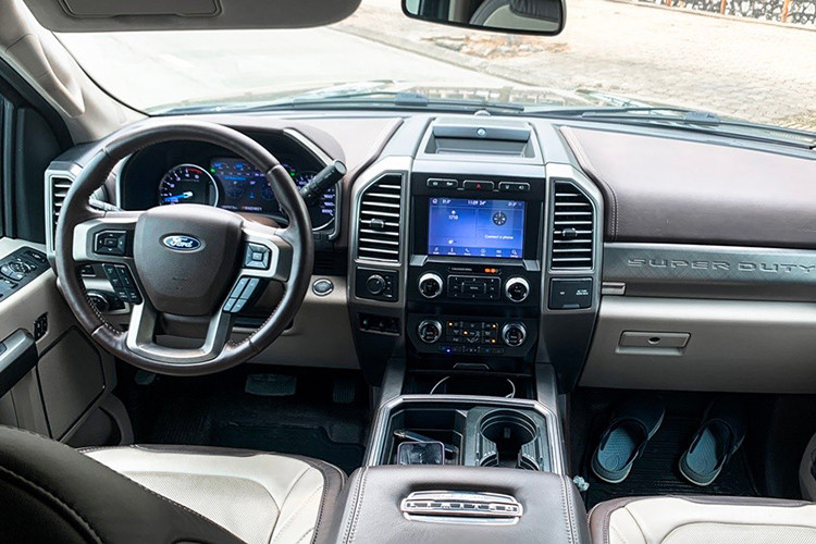 F450 Super Duty sở hữu một không gian nội thất là rất rộng rãi. Các khu vực trên khoang lái thiết kế như F150 nhưng được mở rộng lên về kích thước. Mọi chi tiết như phím bấm, cổng kết nối, bệ tỳ tay đều được làm rất to bản, dễ quan sát. Cần số của xe được tích hợp sau vô lăng, thuận tiện khi sử dụng cũng như tăng tối đa không gian chứa vật dụng cá nhân như điện thoại.