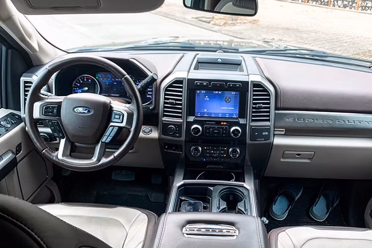 F450 Super Duty sở hữu một không gian nội thất là rất rộng rãi. Các khu vực trên khoang lái thiết kế như F150 nhưng được mở rộng lên về kích thước. Mọi chi tiết như phím bấm, cổng kết nối, bệ tỳ tay đều được làm rất to bản, dễ quan sát. Cần số của xe được tích hợp sau vô lăng, thuận tiện khi sử dụng cũng như tăng tối đa không gian chứa vật dụng cá nhân như điện thoại.
